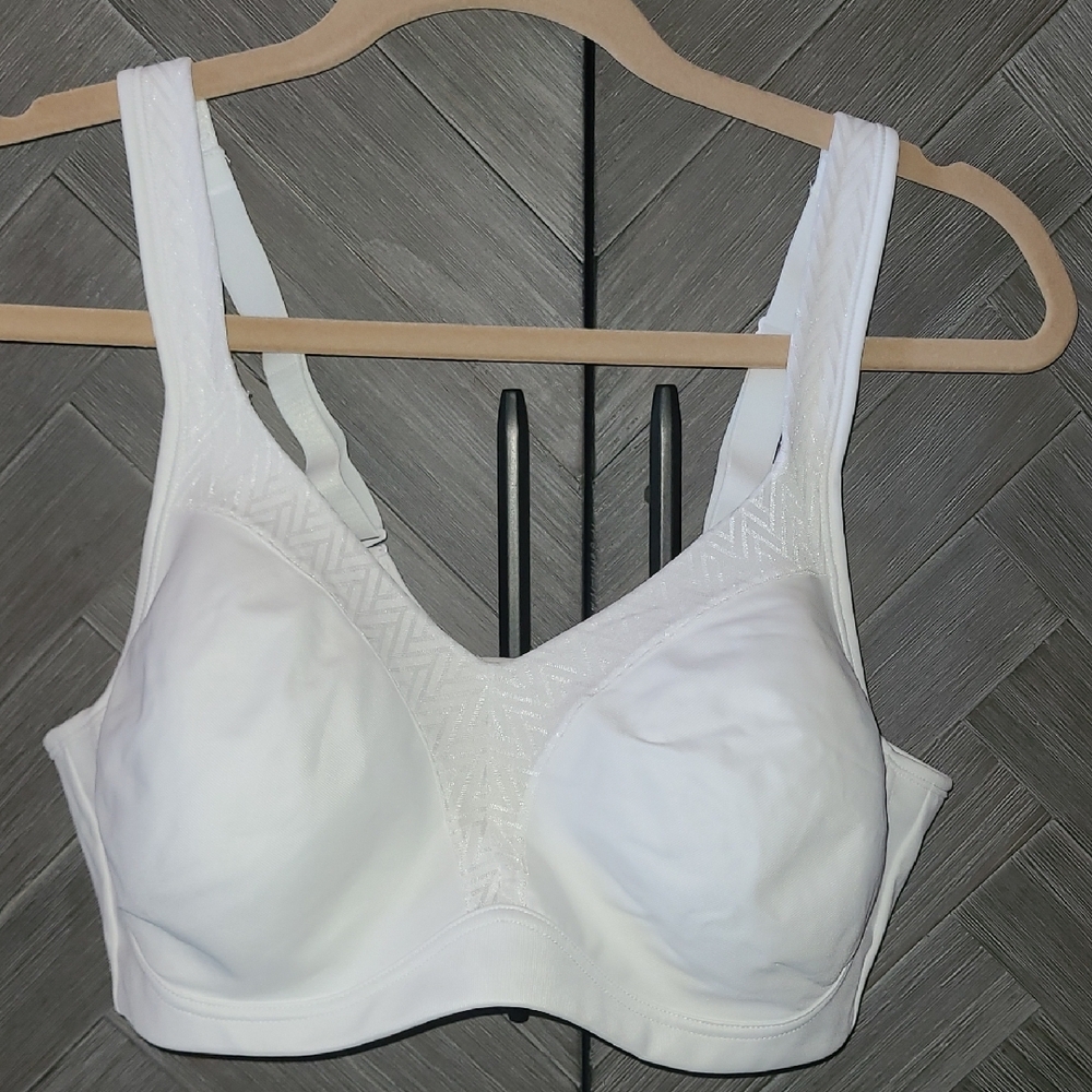 Playtex White Bra with Textured Fabric and Wide Straps